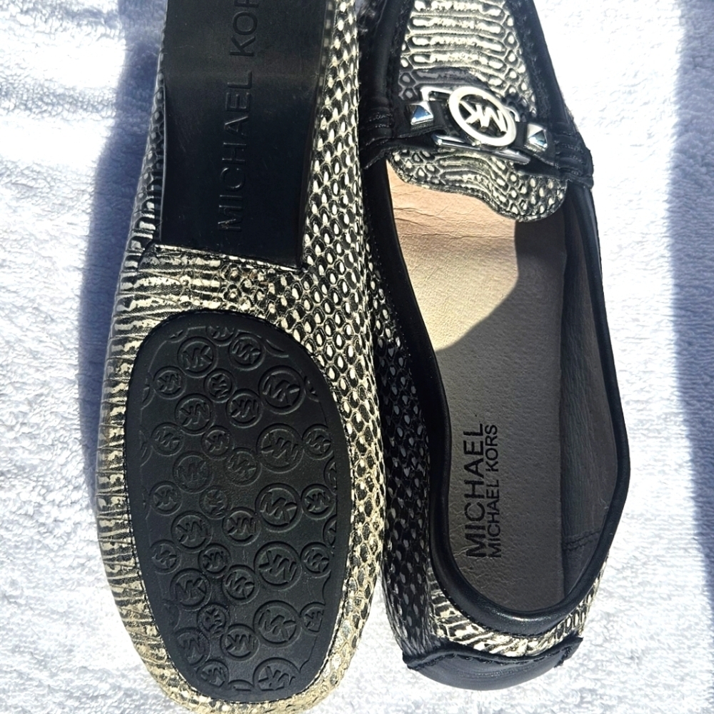 Michael Kors MK Charm Mocassin Loafer Wmn’s Sz 7m Shoes Black&White Snake Print - Picture 3 of 7